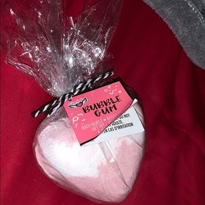 Bubble gum bath bomb